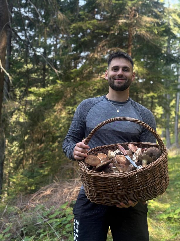 Nicolaus beim Schwammerl suchen